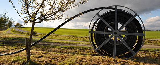 kabelrulle står bredvid landsväg