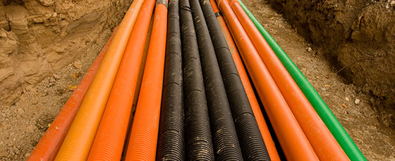 Ett stort antal Kablar bredvid varandra i marken