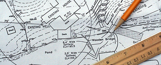 Pappersritning med penna och linjal