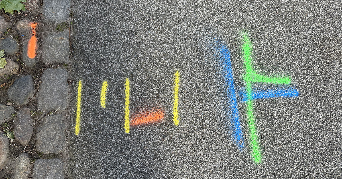 Sprayfärg i olika färger målad på asfalt